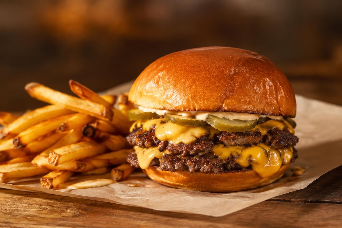 Doppelter Smash Burger mit Käse und Pommes